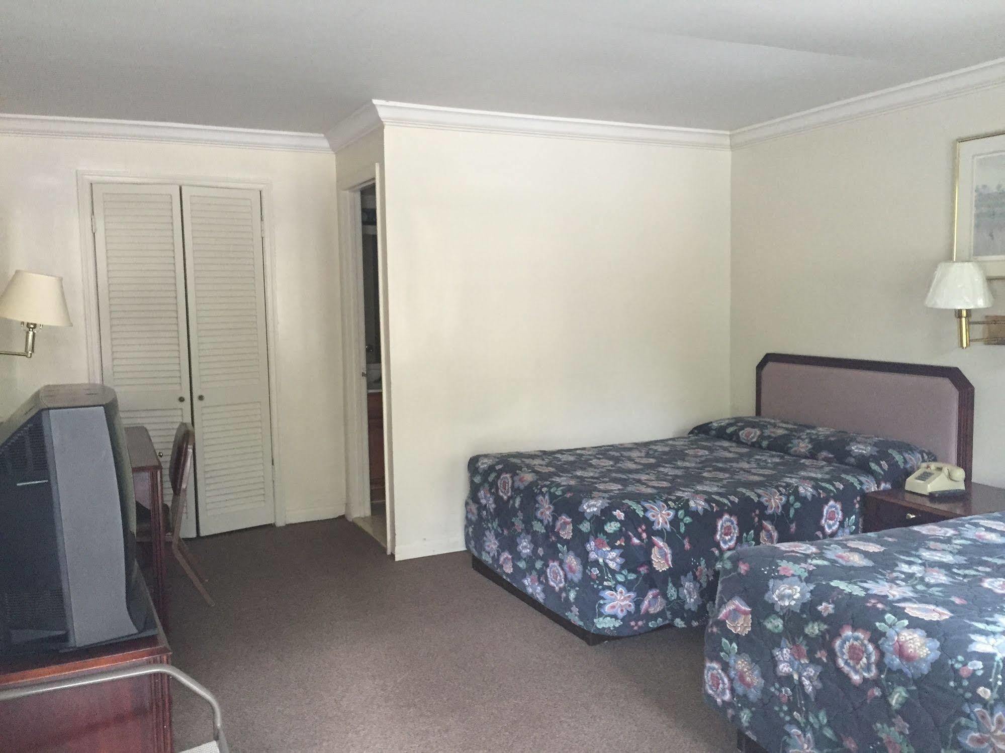 Stratford Motor Lodge Falls Church Ngoại thất bức ảnh